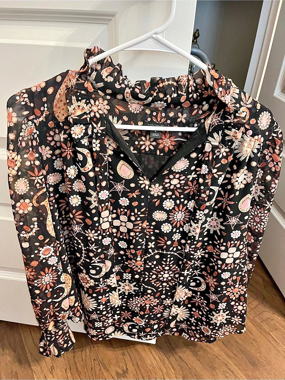 Ann Taylor Floral V-Neck Blouse in Black & Pink Size Medium